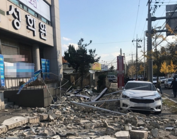 15일 오후 경북 포항시 북구에서 규모 5.5의 지진이 발생한 가운데 한 학원 외벽이 무너져 있다. [사진=뉴시스]
