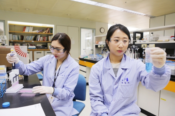 LG화학 생명과학사업본부 연구원들이 의약품 실험을 진행하고 있다. 출처| LG화학