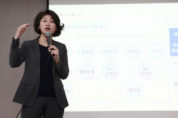 SK텔레콤 오세현 블록체인사업개발유닛장이 블록체인의 발전방향과 SK텔레콤 사업 계획에 대해 발표하고 있다.