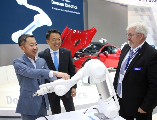 박동원 두산 회장이 지난달 19일부터 22일까지 독일 뮌헨에서 열린 유럽 최대 로봇·자동차 박람회인 '오토매티카(Automatica) 2018'을 방문하고 있다. [사진=두산]