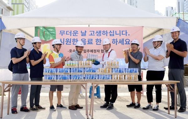 부영 입주예정자협의회가 건설현장에 음료수 2만여 개 를 전달했다. (사진=부영)