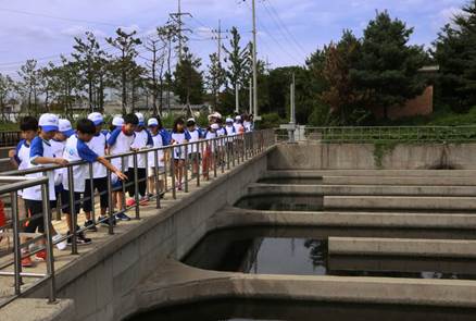 11일 오비맥주와 환경재단이 서울하수도과학관에서 수원 능실초등학교 학생들을 대상으로 미래세대를 위한 ‘물 체험 투어’를 진행하고 있다. [사진=오비맥주]