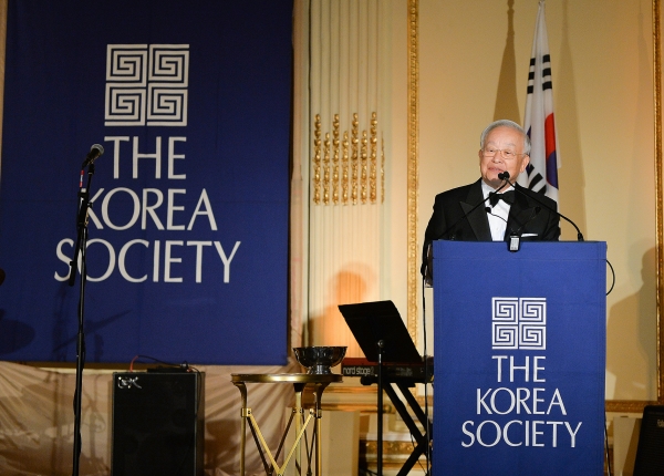 손경식 CJ그룹 회장이 21일(현지시간) 미국 뉴욕 프라자호텔에서 열린 코리아 소사이어티(Korea Society) 주최 2018 연례만찬에 참석해 밴 플리트 상(Van Fleet award)을 수상하는 자리에서 수상소감을 밝히고 있다. [사진=CJ그룹]