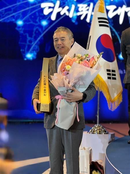 ▲이수앱지스 2천만불 수출의 탑 수상 기념사진을 촬영중인 황엽 대표