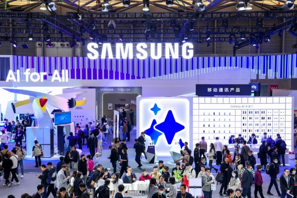 AWE 2024가 열리고 있는 중국 상하이 삼성전자 전시관에서 관람객들이 다양한 제품과 솔루션들을 체험하고 있다. [사진=삼성전자]