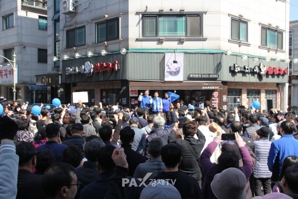 포천 가평 시민들은 이재명과 박윤국을 번갈아 연호했다. (사진=조영식 기자)