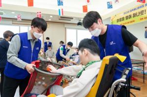 효성첨단소재, '장애인의 날' 맞아 봉사활동 및 후원금 전달